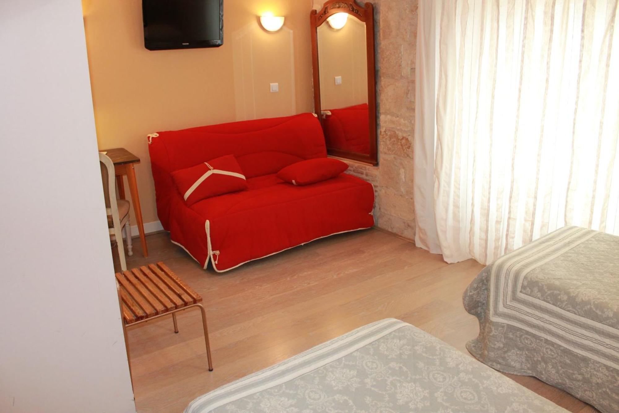 Logis Hotels- Auberge De La Tour - Hotel Et Restaurant Sauzet  Zimmer foto