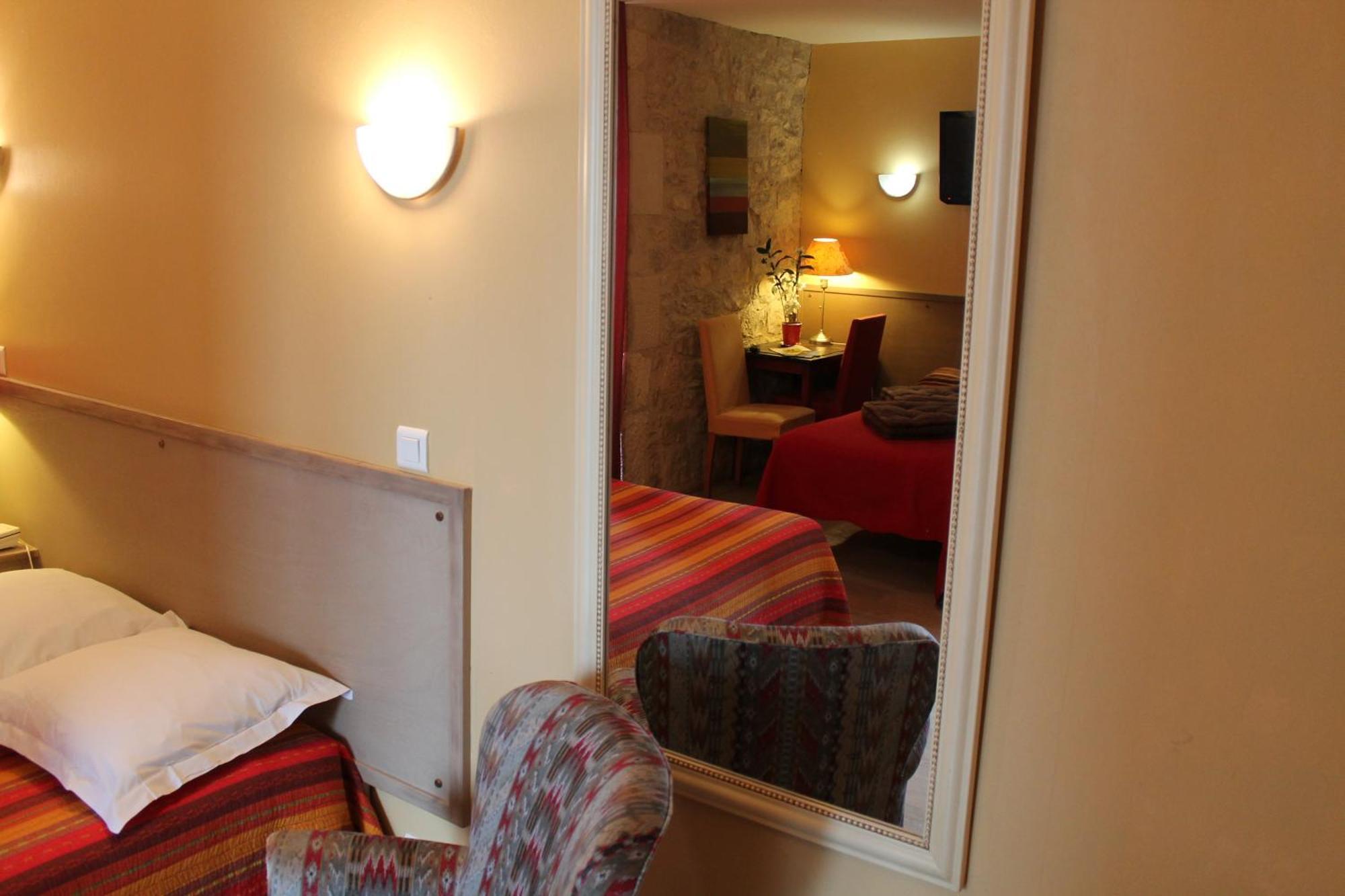 Logis Hotels- Auberge De La Tour - Hotel Et Restaurant Sauzet  Zimmer foto