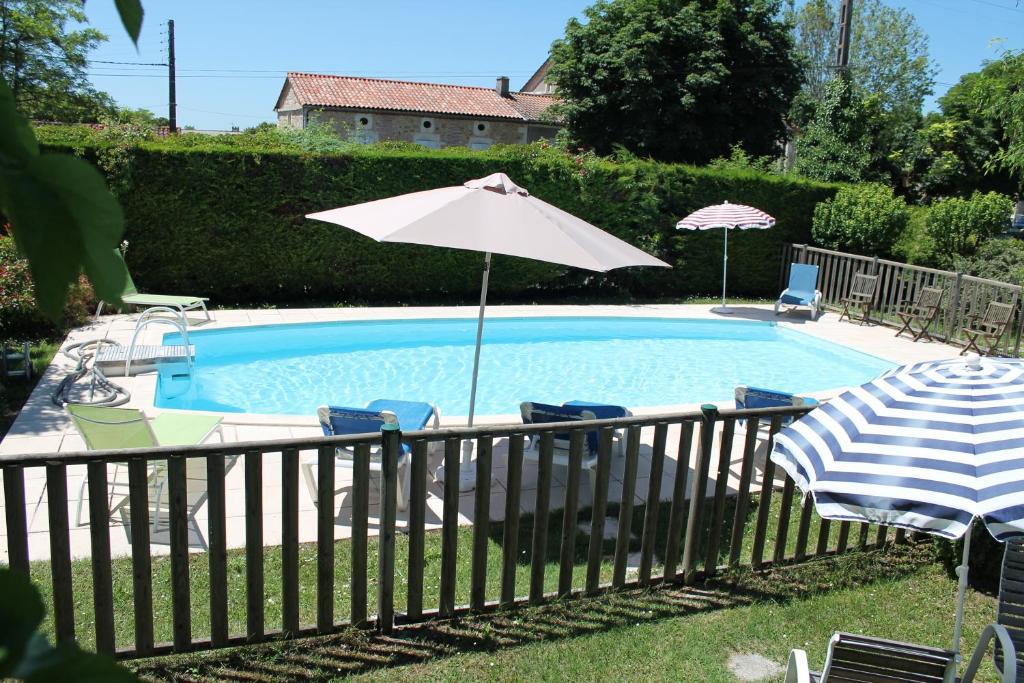 Logis Hotels- Auberge De La Tour - Hotel Et Restaurant Sauzet  Zimmer foto